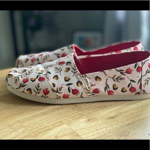 Woman’s size 8.5 TOMS